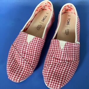 Toms 9 red white flats